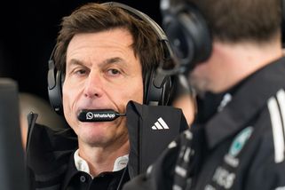 Velká rozmíška mezi šéfy týmů F1. Jak hloupý musí někdo být, aby něco takového řekl? Šéf Mercedesu se zastal Antonelliho - Sport.cz